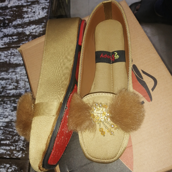 Happy Walk Women Wear Golden Color Fur Flats Shoes