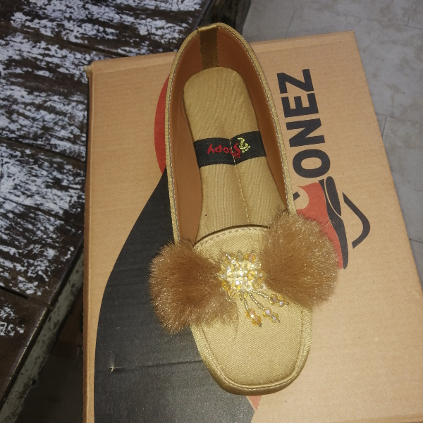 Happy Walk Women Wear Golden Color Fur Flats Shoes